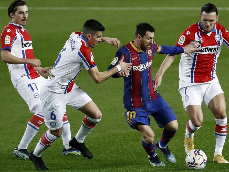 Messi cân bằng thành tích ‘khủng’ của Xavi và Ronaldo