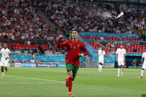 Cris Ronaldo cân bằng kỉ lục siêu khủng của Ali Daei